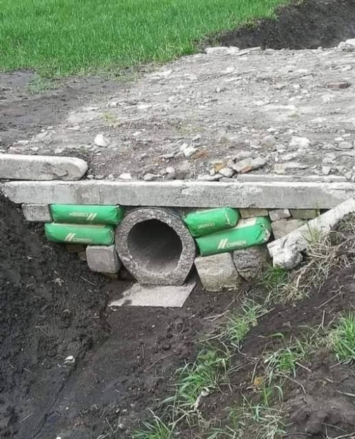 Ta das po 4 miski cimentu pridajce